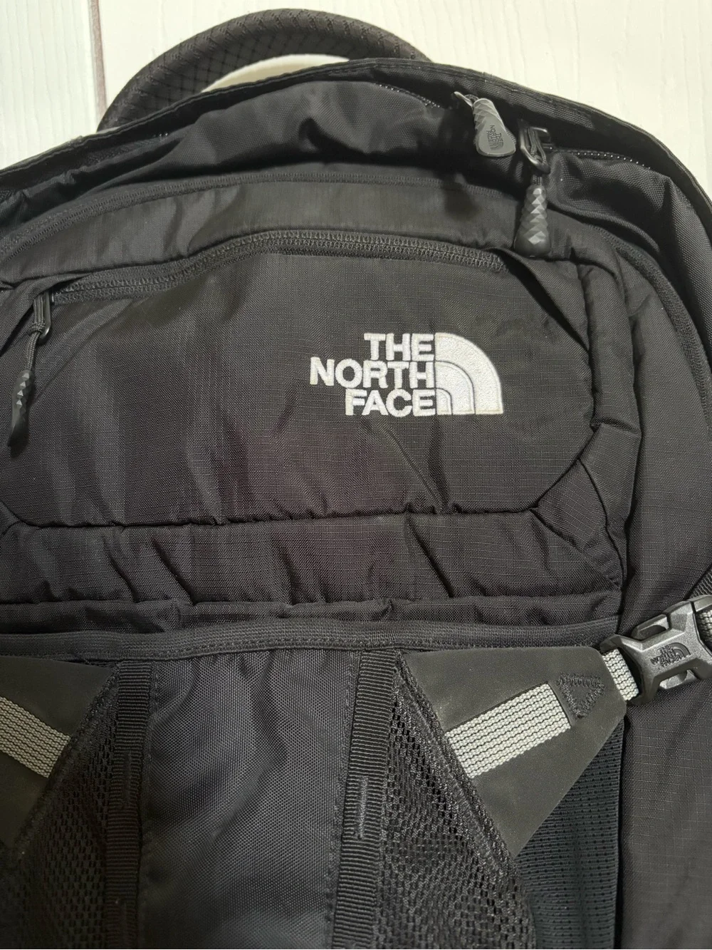 LIKE NEW The North Face Women’s Black Recon Backpack 🐦‍⬛